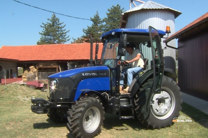 Marići iz Donje Trnove obrađuju 100 dunuma: Djeca i šestoro unučadi garant opstanka uspješnog gazdinstva (FOTO)