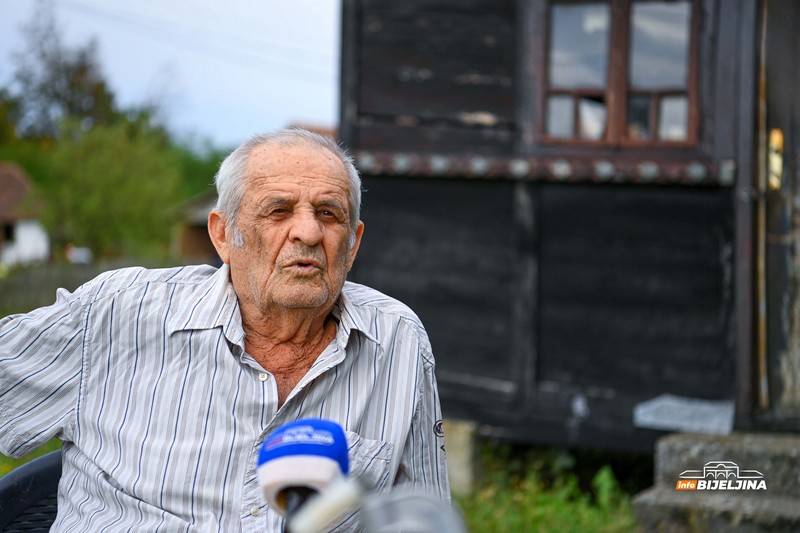 InfoBijeljina u Dragaljevcu: Brojne kuće zaključane, a nekad se po cijeli dan orila pjesma (FOTO, VIDEO)