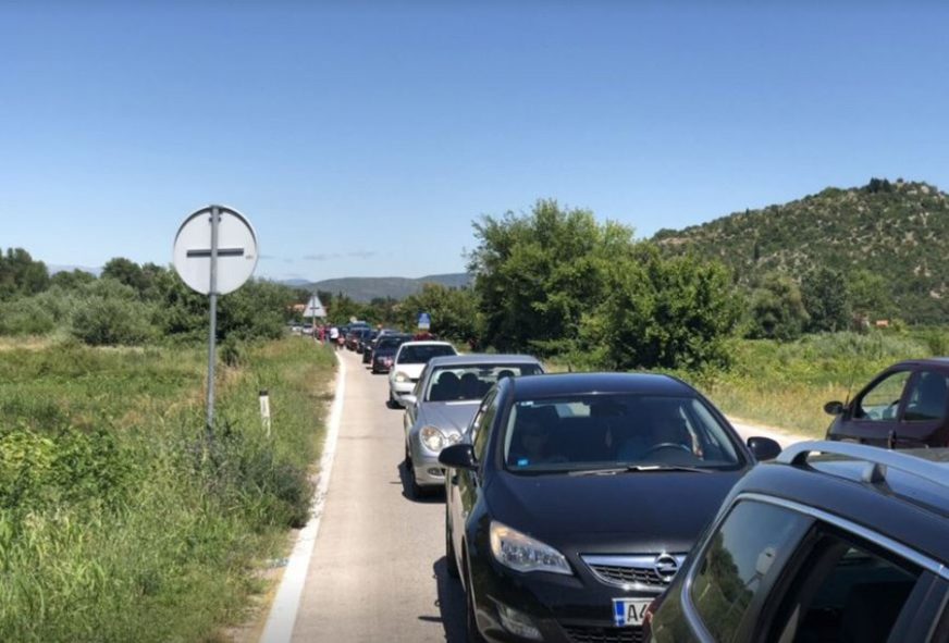 Krenulo se na more: Pojačan promet na ulazu u Hrvatsku iz BiH, kolone na pojedinim graničnim prelazima