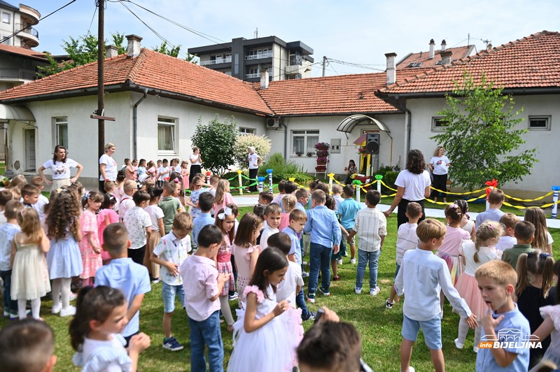 I predškolci obilježili maturu – rastanak sa vaspitačima, od septembra novo poglavlje (FOTO)