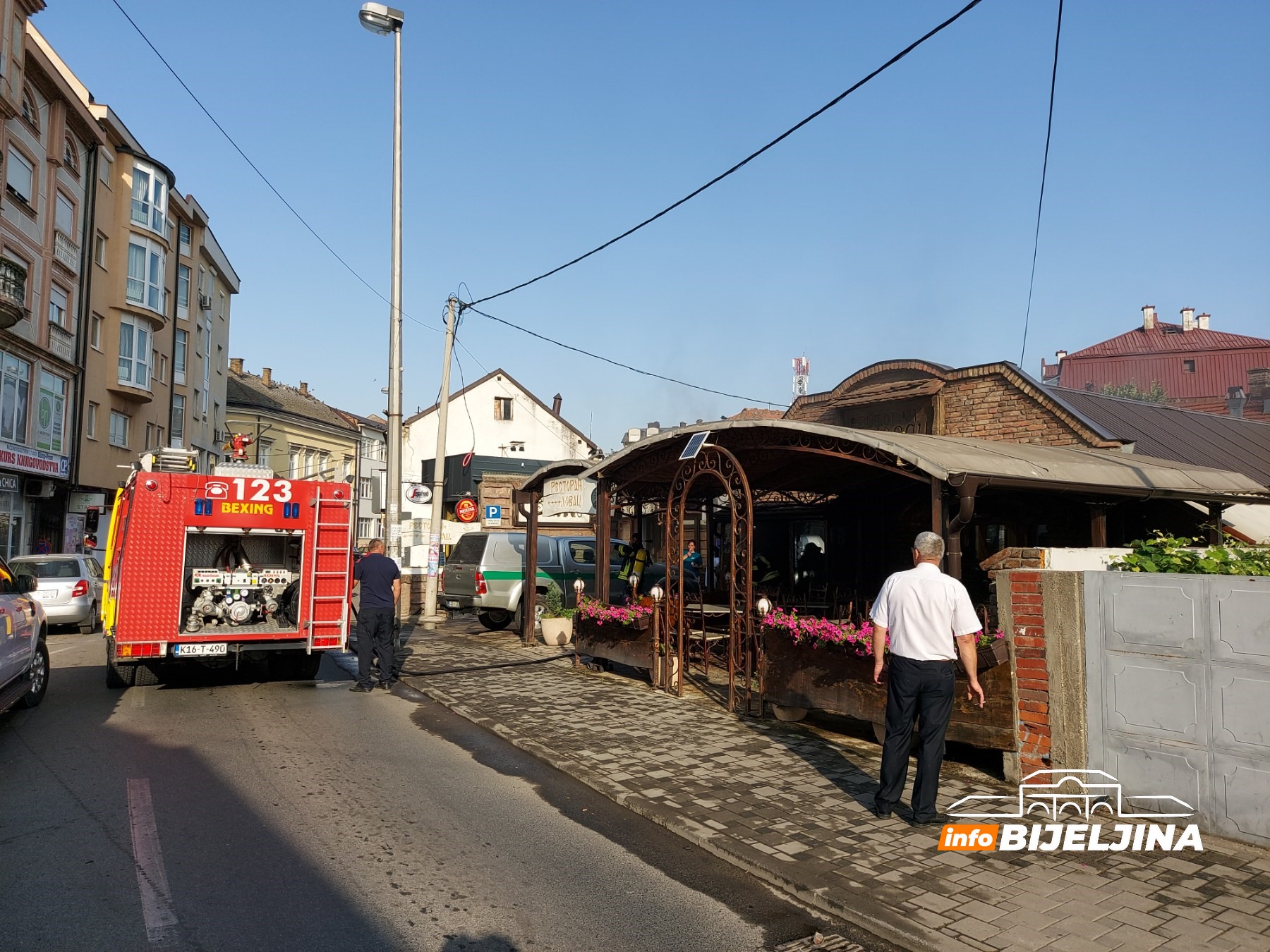 U centru Bijeljine izbio požar na krovu restorana (FOTO)