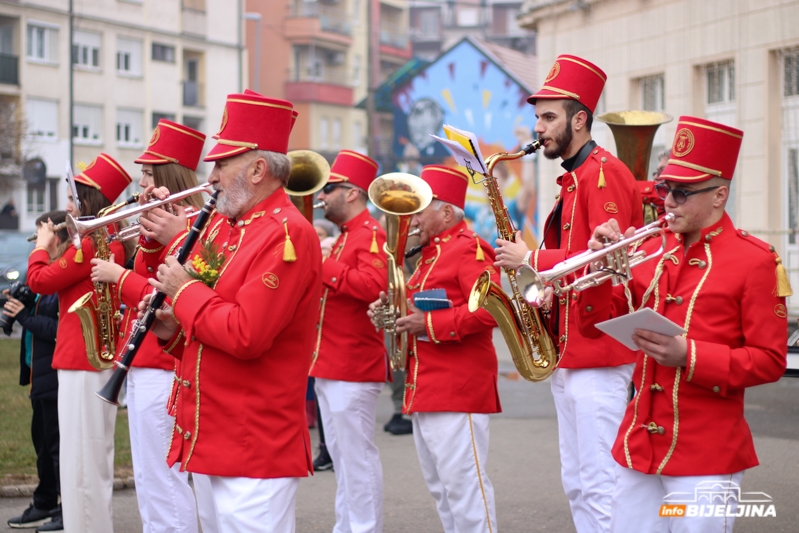 Defile mažoretkinja i klapa na trgu: 