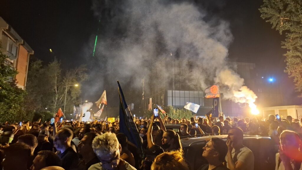 Incidenti u Novom Sadu: Naguravanje policije i građana