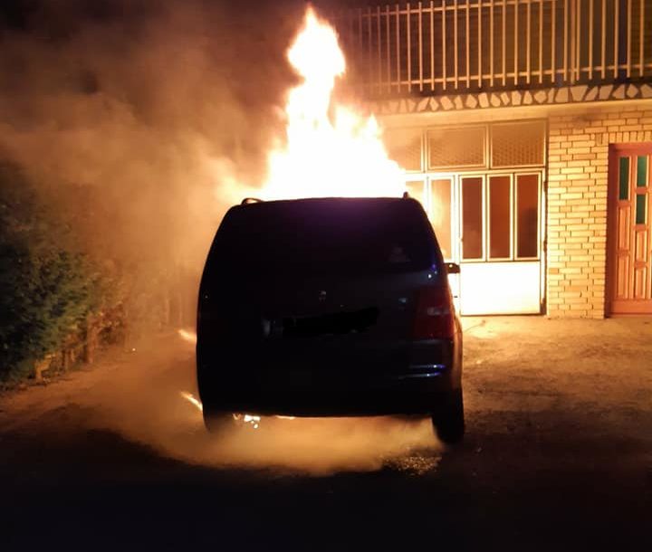 NAPADNUTI DOK SU OBAVLJALI UVIĐAJ! Gorio terenac, policajci napadnuti pri intervenciji