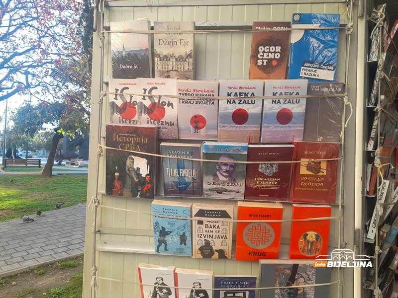 Zatvaraju kultni kiosk u Bijeljini: Prođe i sedam dana bez mušterije, sad knjige prodaju u pola cijene (FOTO)