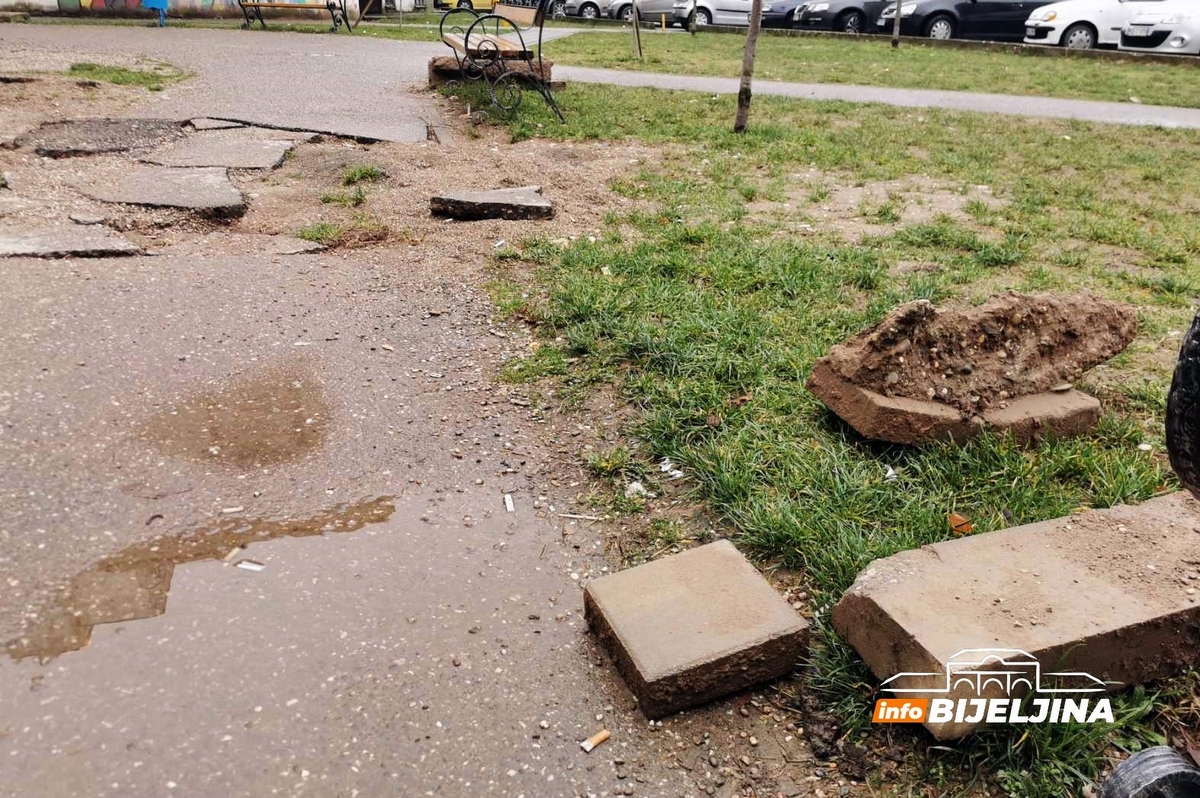 Ruglo u centru Bijeljine, pješačka STAZA MJESECIMA RASKOPANA (FOTO)