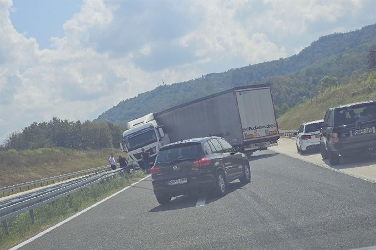 Kamion se popriječio na auto-putu 