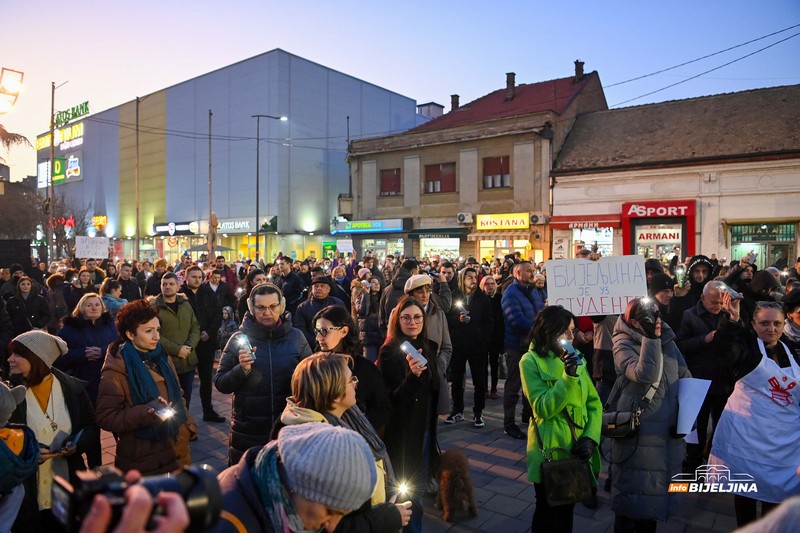 U Bijeljini skup podrške studentima: Tišina za 15 žrtava u Novom Sadu (FOTO)