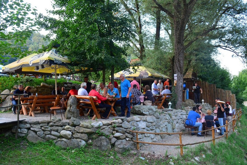 Upoznajte najstariju kafanu na Majevici: U “Lipama” uživale glumačke legende, na dan Dejtona pričalo se o litijumu 