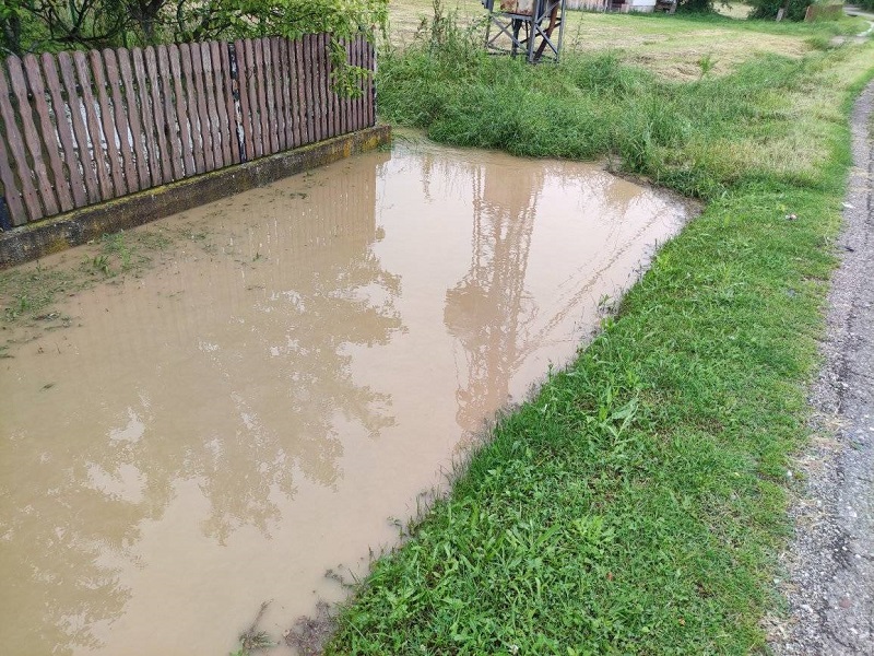 Glogovac pogođen nevremenom, voda ušla u podrume i domove (FOTO)