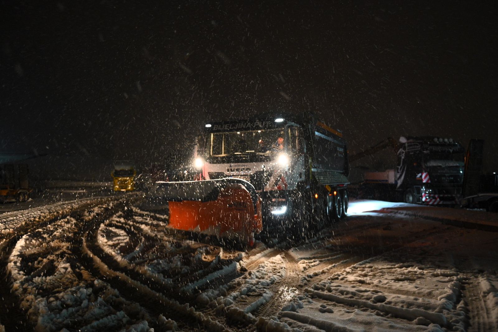 Ekipa portala InfoBijeljina na putu Bijeljina - Brčko: Kako izgleda posao vozača zimske službe?
