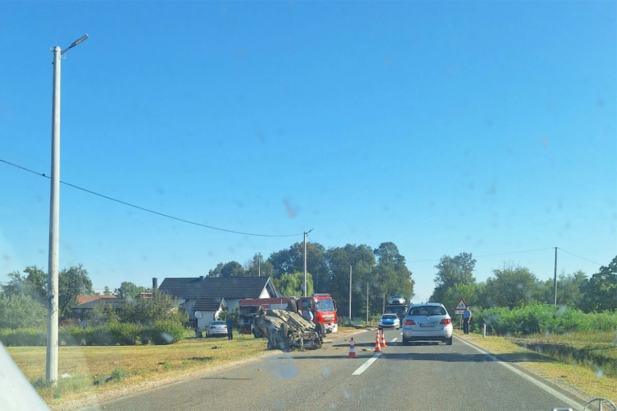 Stravična nesreća kod Dervente: Auto na krovu, poginula jedna osoba