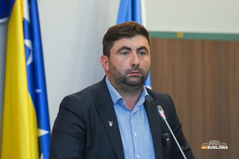 Žestoke optužbe na bijeljinskoj skupštini: “Budžet očerupan za 19 miliona, a gradonačelniku dato više para”(FOTO)