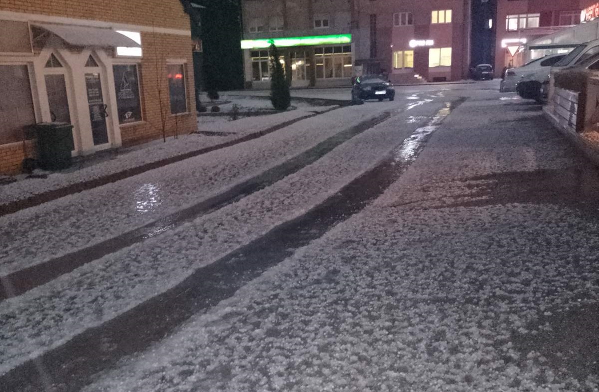 Nevrijeme pogodilo Vlasenicu: Ulice prekrivene ledom
