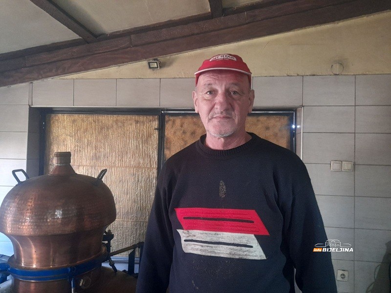 Semberac pravi rakije od koprive, srijemuša, đumbira i ananasa, na redu lubenica: “Ljekovite za imunitet, jetru, srce…” (FOTO)