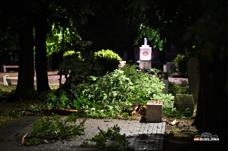 Pogledajte posljedice snažnog nevremena u Bijeljini (FOTO, VIDEO)