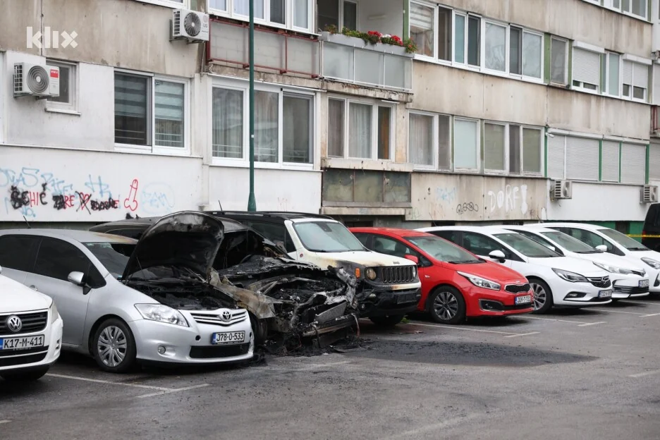 Zapaljeno više automobila u Novom Sarajevu, uhapšena tri maloljetnika