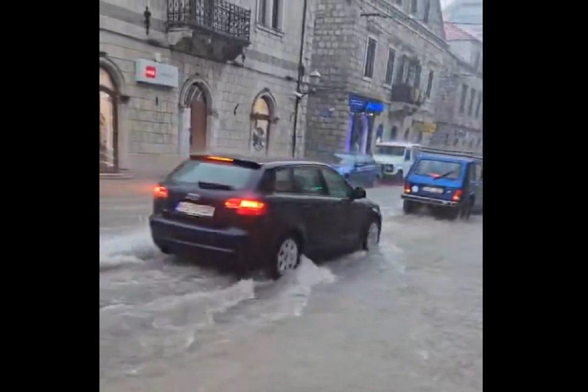 Snažno nevrijeme u Trebinju: Potop na ulicama, odroni na putevima (VIDEO)