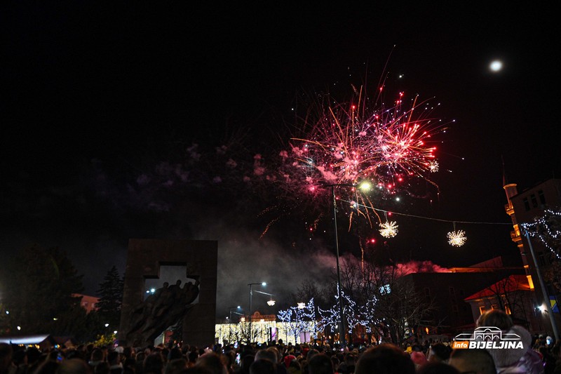 Bijeljinci uz vatromet i grupu „Zana“ dočekali novu 2024. godinu (FOTO)