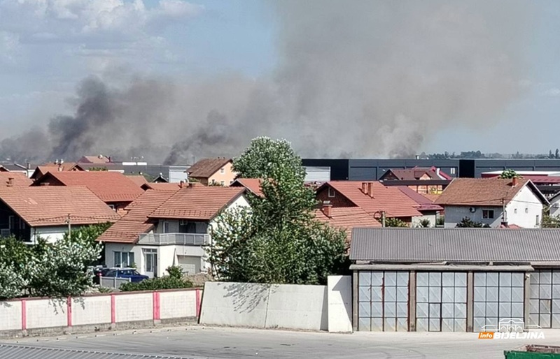 Požar kod Bijeljine, gori pšenica i rolo-bale (FOTO)