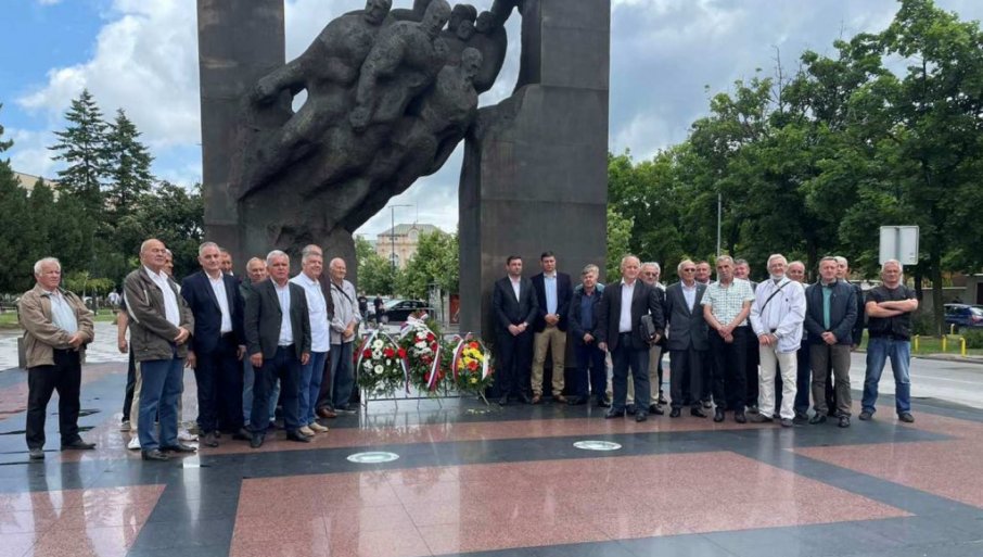 POŠTA STRADALIM SRBIMA: Vjenci na spomeniku poginulima u Odbrambeno-otadžbinskom ratu