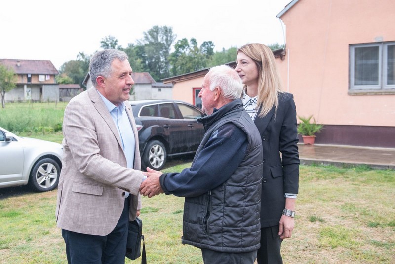 Dr Lazić i Savić sa Igorom Dodikom posjetili domaćinstvo Tomaševića u Balatunu