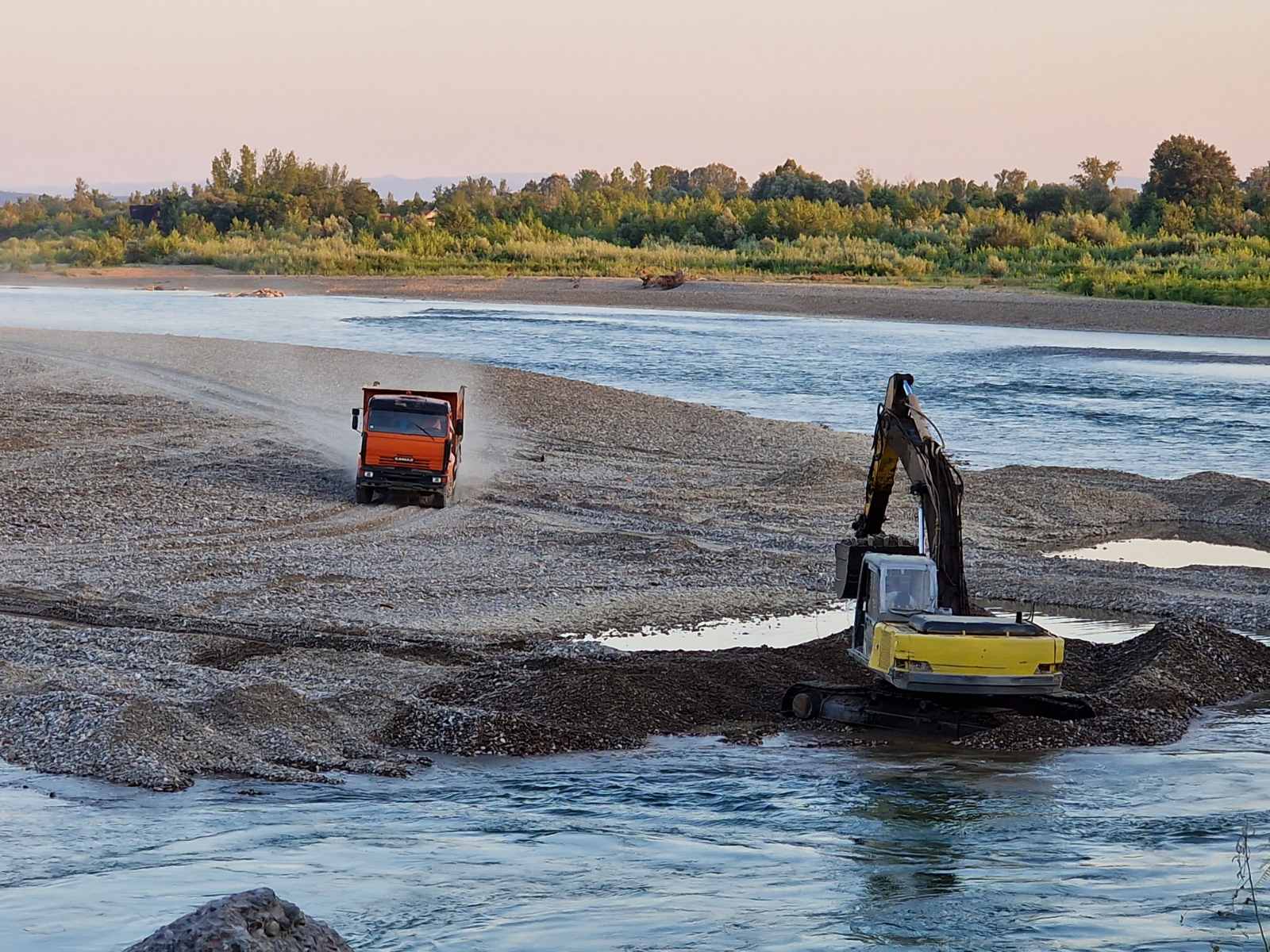 Sumnja se na milionsku štetu: MUP istražuje više bijeljinskih firmi koje eksploatišu šljunak