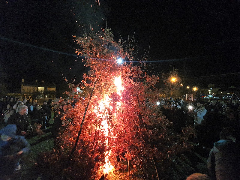 Radosno Badnje veče u Ugljeviku: U porti hrama naložen badnjak