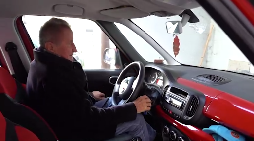 Miloš u 94. godini vozi automobil