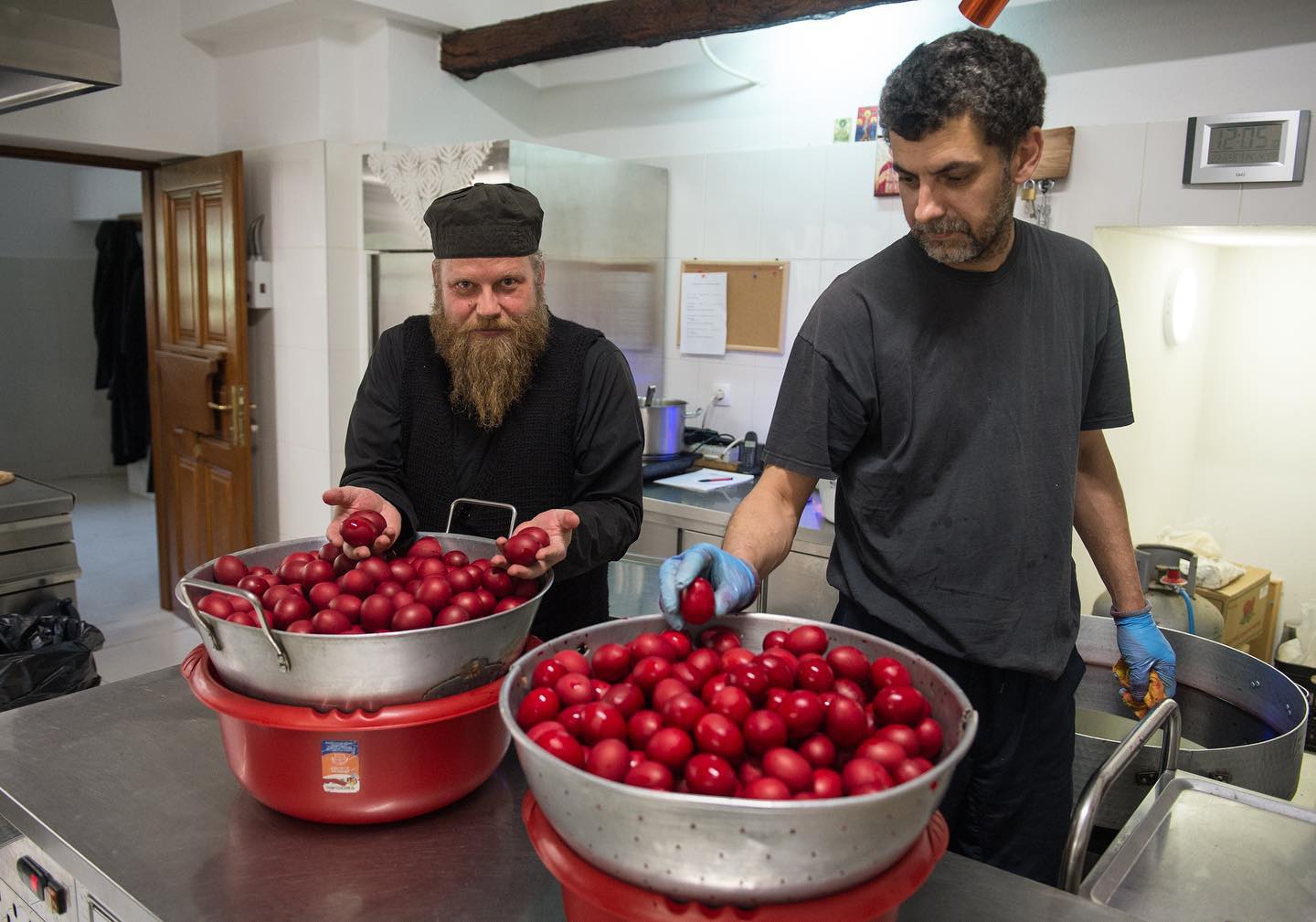 Ovako se monasi sa Hilandara spremaju za Vaskrs: Srbi oduševljeni prizorima iz manastira (FOTO)