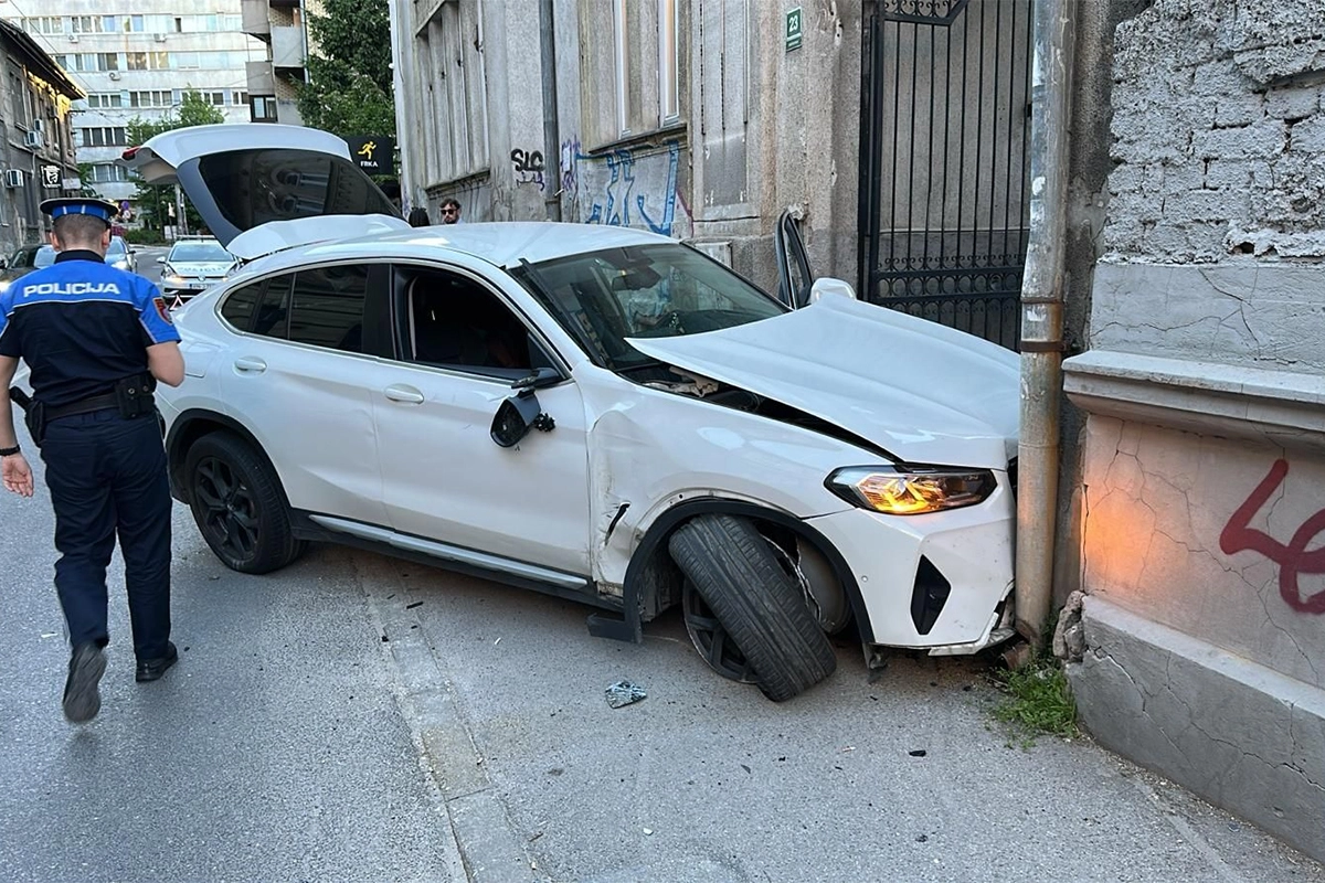 Mercedesom udario u zgradu: