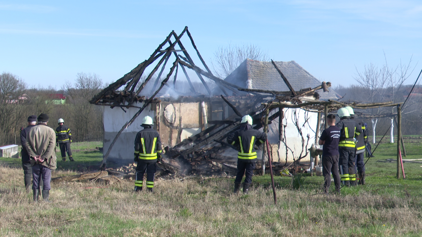 Bijeljina: Izgorjela kuća, vlasnik kroz suze ispričao da je ostao bez svega (FOTO)