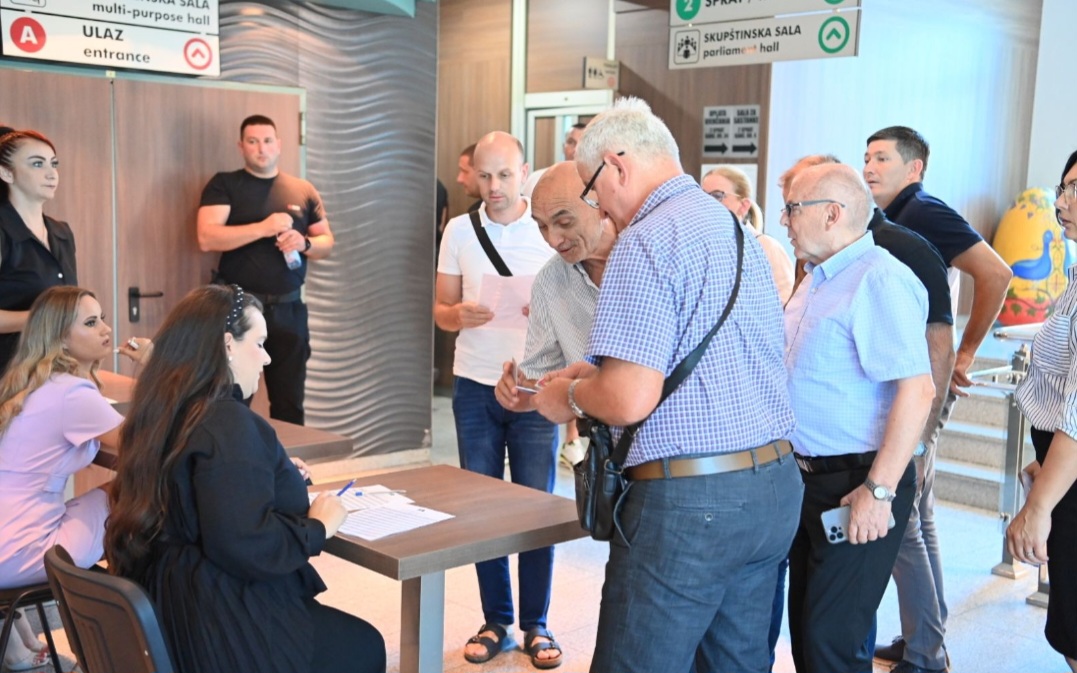 Bijeljina: Uskoro Izvještajna Skupština SDS-a, STROGE KONTROLE pri ulazu  (FOTO) 