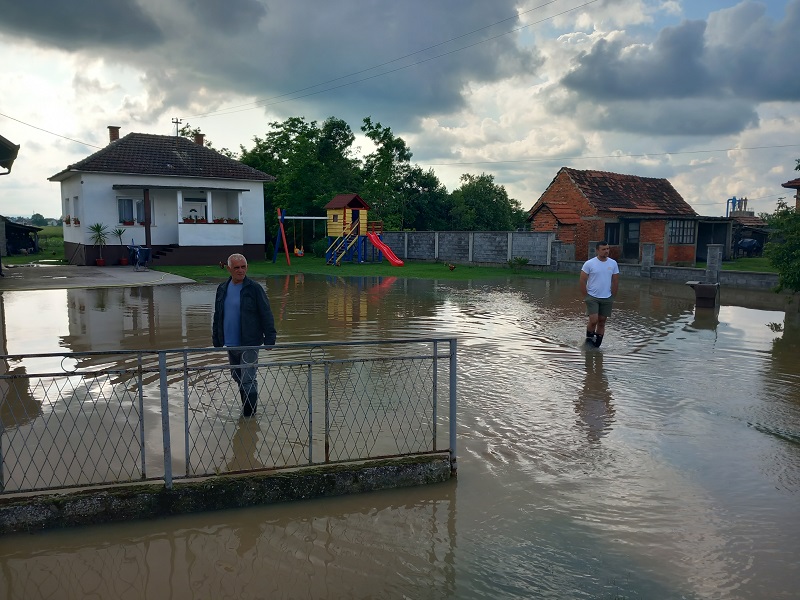 U Kojčinovcu voda teče kroz dvorište Rajka Tomića (FOTO, VIDEO)