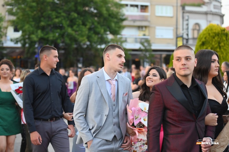 Maturanti Ekonomske i Srednje muzičke škole u Bijeljini večeras slave: Stekli znanje i prijateljstva (FOTO)