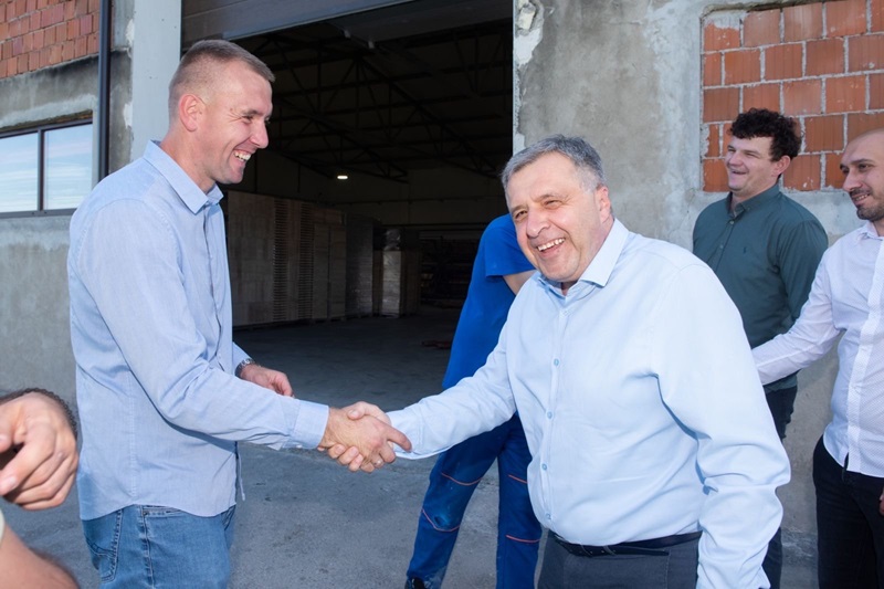 Dr Lazić obišao firmu „Medex“ u Pučilama: Mladi ljudi poput braće Gajić su ponos i najveći kapital Semberije