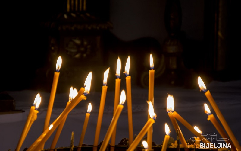 DANAS SU MIHOLJSKE ZADUŠNICE Vino, žito i molitve za pokojne, evo kako se vjernici pripremaju i šta crkva preporučuje