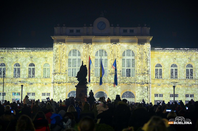 Novogodišnja rasvjeta obasjala Bijeljinu (FOTO)
