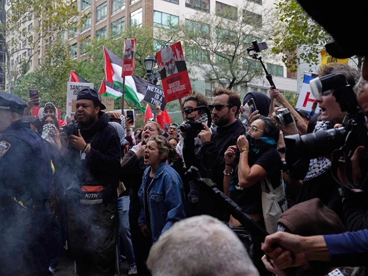 Najmanje 30 uhapšenih tokom protesta protiv Netanjahua u Njujorku, među njima slavna glumica (FOTO)