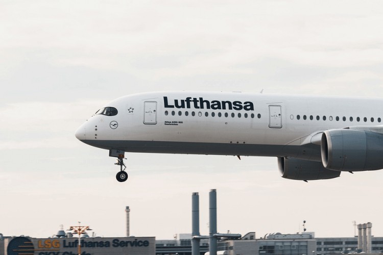 Porodica iz BiH izbačena iz aviona, dijete im odbilo da stavi masku