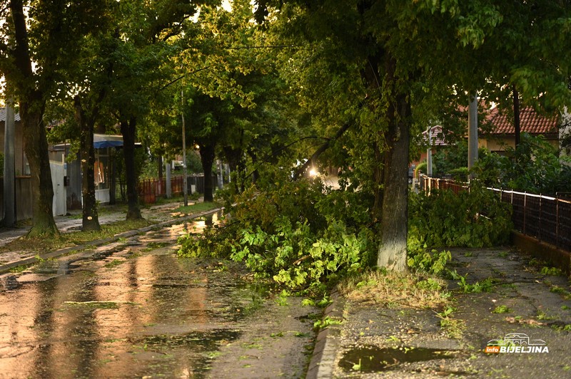 Pogledajte posljedice snažnog nevremena u Bijeljini (FOTO, VIDEO)