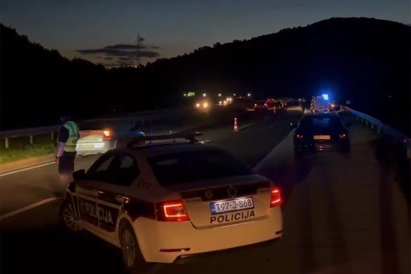 Teška nesreća na auto-putu: Vozač poginuo, tri putnika transportuju u bolnicu