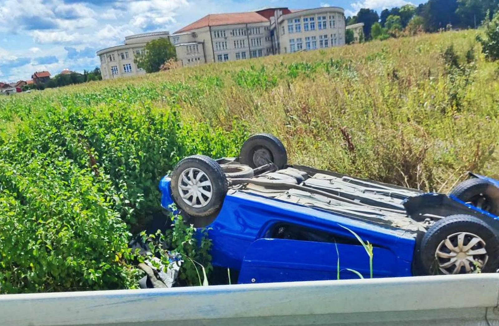 Bijeljina: Automobil završio na krovu, vozač uhapšen