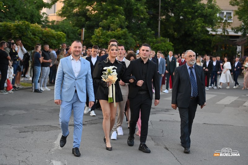 Maturanti Tehničke škole proslavljaju maturu: Ulice Bijeljine odišu glamurom (FOTO)