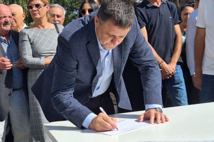 Potpisivanje peticije: Đajić 