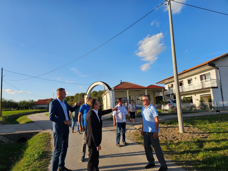 Vasilije Perić sa domaćinima u Ugljevičkoj Obriježi: BEZ JAKOG SELA NEMA OPSTANKA