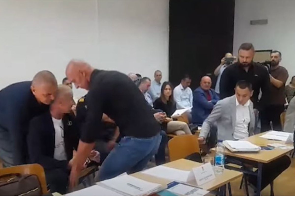Haos u Skupštini Doboja: Obezbjeđenje iznijelo odbornike opozicije