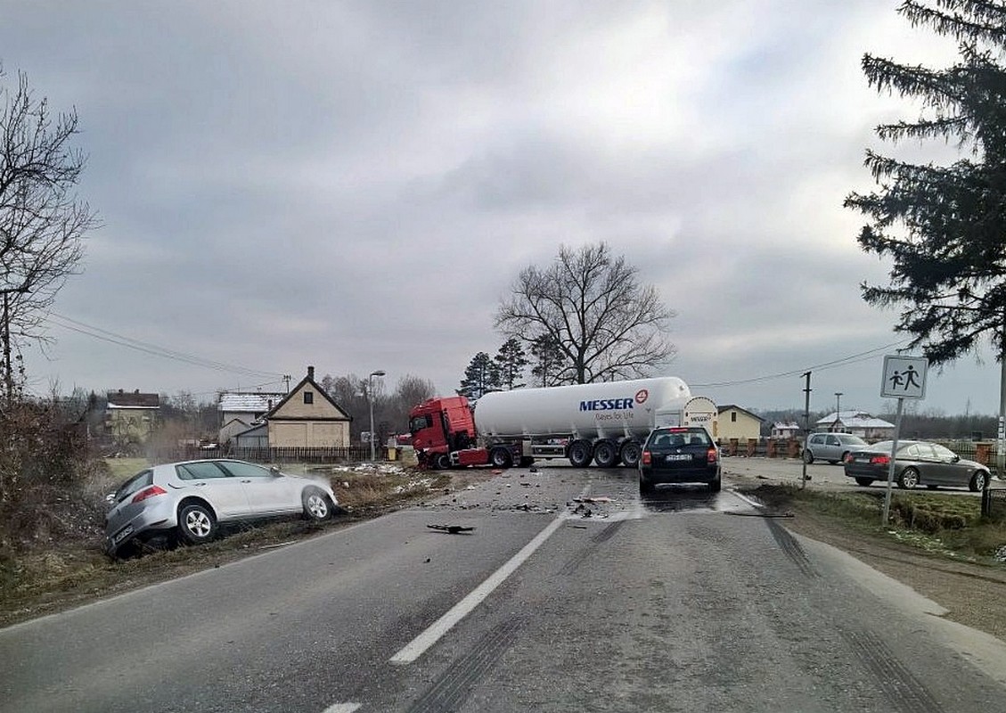 Nezgoda na putu Bijeljina - Brčko, učestvovala i cisterna (FOTO)