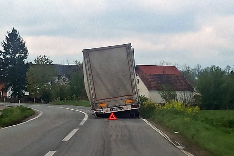 Put Bijeljina - Rača: Otpali točkovi sa kamionske prikolice (FOTO)