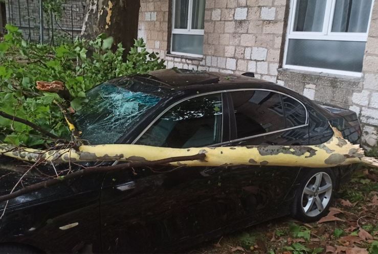 Olujno nevrijeme pogodilo brojne gradove u BiH, građani prijavljuju štetu (FOTO i VIDEO)